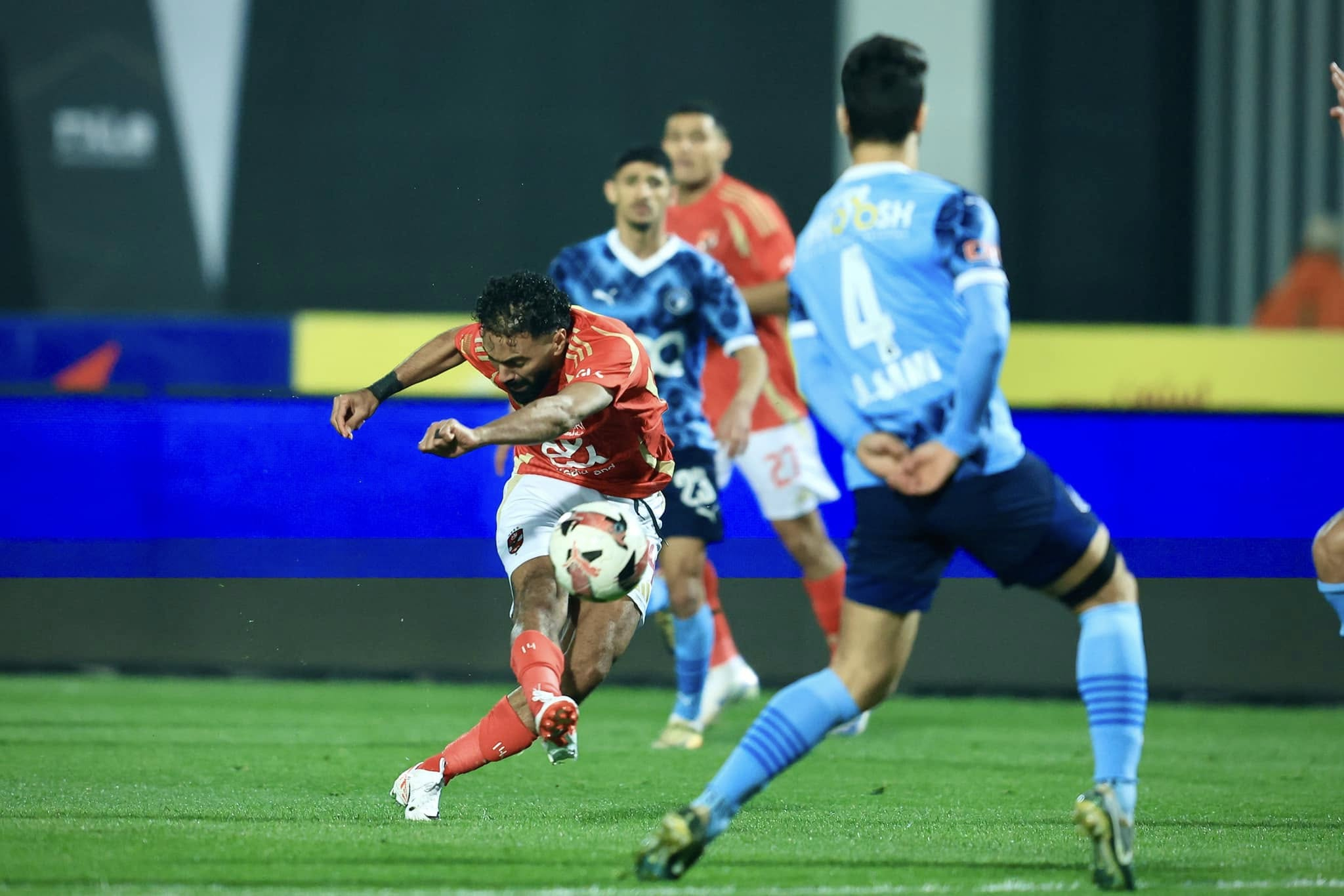 الشبكة نيوز : رغم النقص العددي.. الأهلي يتعدل مع بيراميدز 2-2 بالدوري